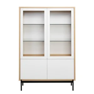 Niitty Nro 7 - Vitriini valkoisilla ovilla ja metallijaloilla - hiekkatammi