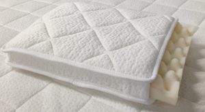 UNENI- 7cm PAKSU KORKEAKIMMOINEN SIJAUSPATJA. USEITA ERI KOKOJA.