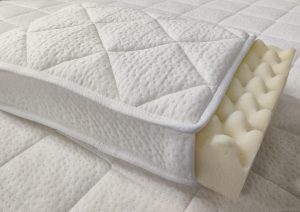 UNENI- 10cm PAKSU KORKEAKIMMOINEN SIJAUSPATJA. USEITA ERI KOKOJA.